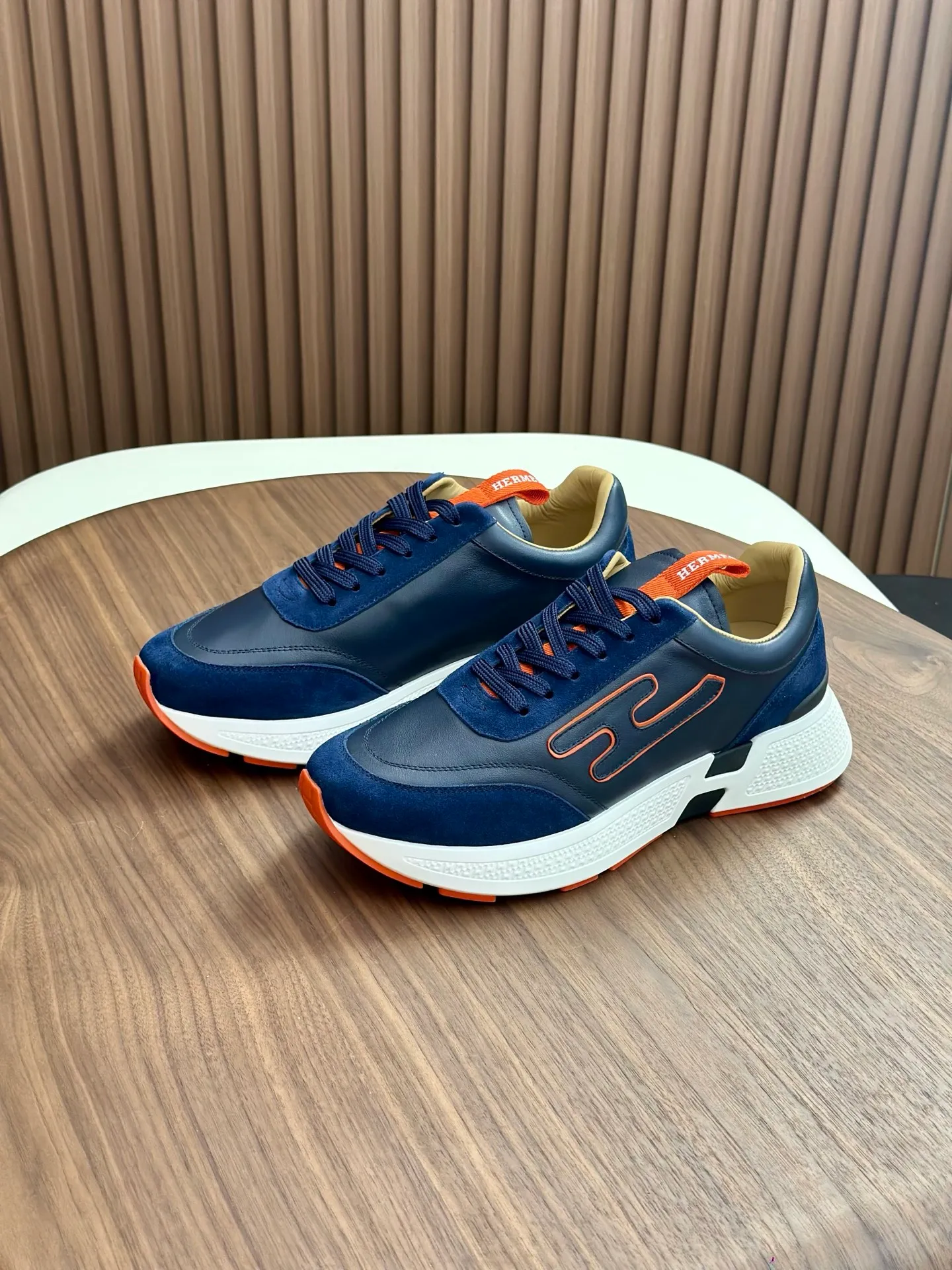 [HERMES] Hermès men's shoes 💰840💰 - High-end quality original order - Upper: 🔝 tumbled calfskin, brand canvas cloth, shoe body sewn with ´H´ pattern - Lining: water-dyed cowhide - Outsole: ultra-light T men's shoes 💰U foam rubber; two-color molded outsole - Ultra-high quality control, fine workmanship: highlighted (high-end, luxury, grade) -Size :39-44 (38, 45, can be customized)